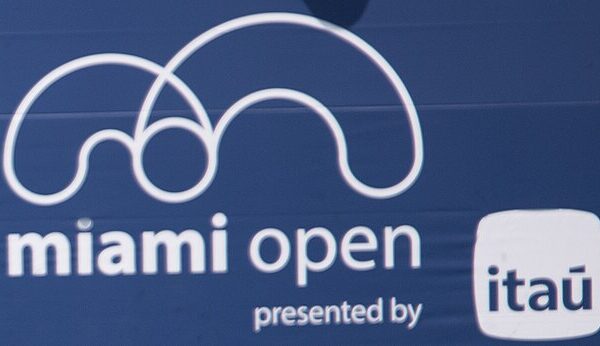 Logo Miami Open na niebieskiej bandzie