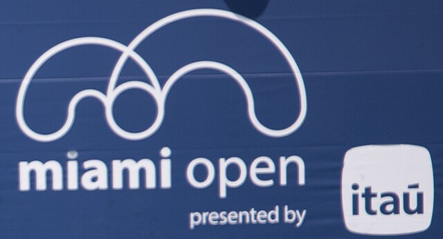 Logo Miami Open na niebieskiej bandzie