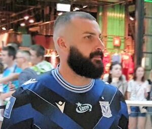 Mikael Ishak w koszulce Lecha Poznań podczas prezentacji