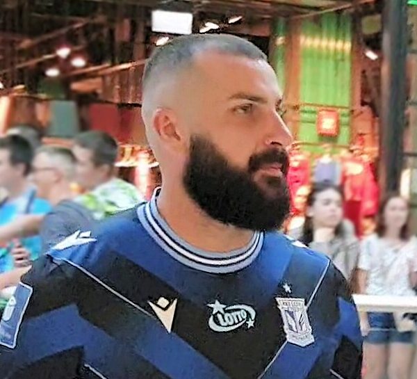 Mikael Ishak w koszulce Lecha Poznań podczas prezentacji