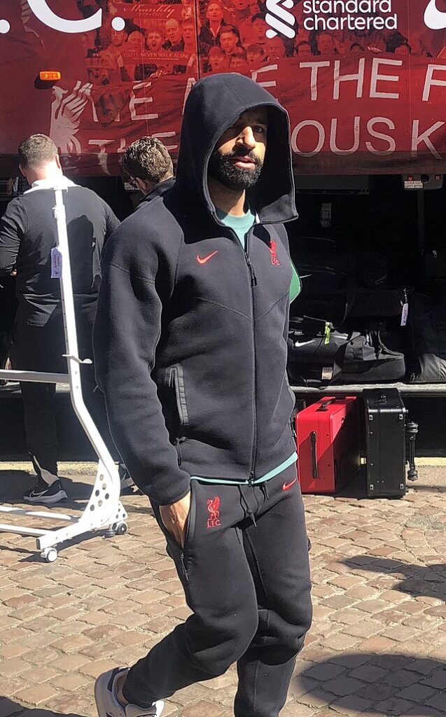 Mo Salah w klubowej bluzie z kapturem