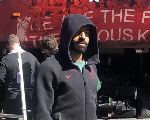 Mo Salah w klubowej bluzie z kapturem