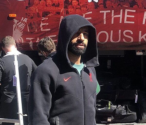 Mo Salah w klubowej bluzie z kapturem
