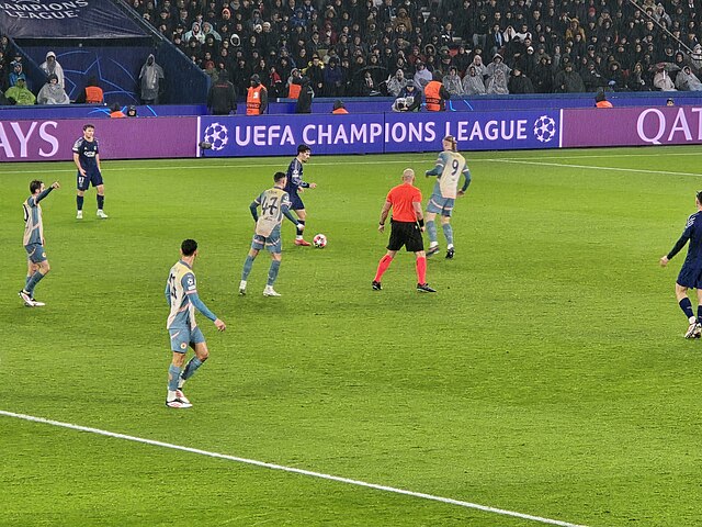 Szymon Marciniak podczas sędziowania spotkania Manchesteru City z PSG