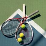 Skrzyżowane rakiety na narożniku kortu