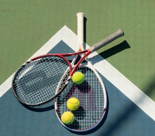Skrzyżowane rakiety na narożniku kortu