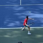 Jannik Sinner bierze zamach do zagrania forehandu