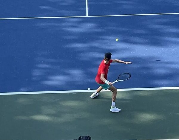 Jannik Sinner bierze zamach do zagrania forehandu