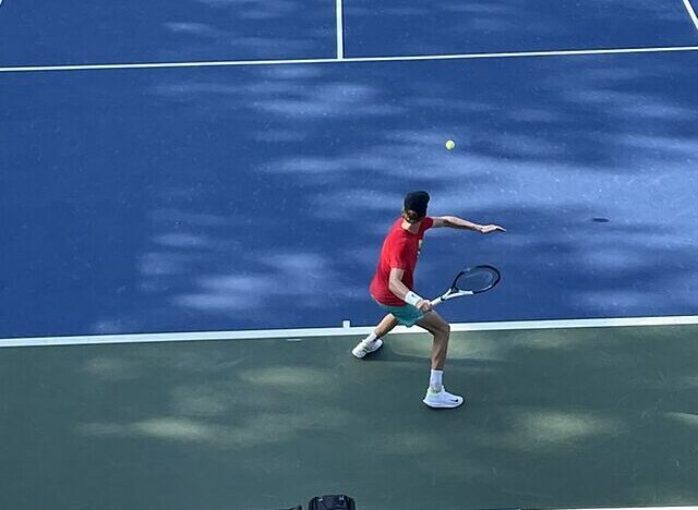 Jannik Sinner bierze zamach do zagrania forehandu