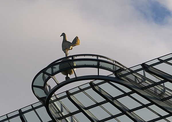 Widok na rzeźbę koguta Spur na szczycie dachu stadionu Tottenhamu