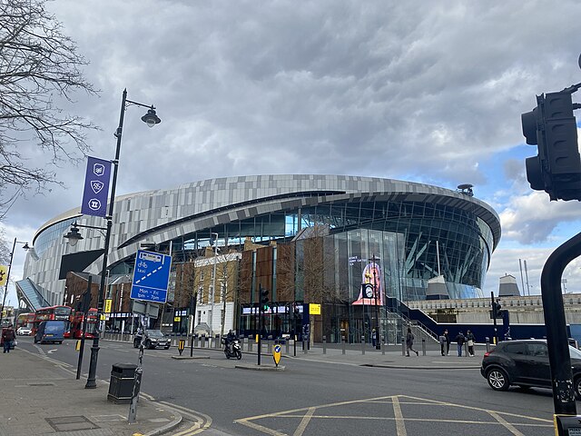 Stadion Tottenhamu Spurs od zewnątrz