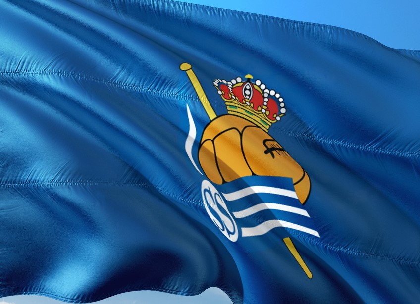 Logo Realu Sociedad na niebieskiej fladze