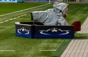 Kamera telewizyjna przykryta płachtą