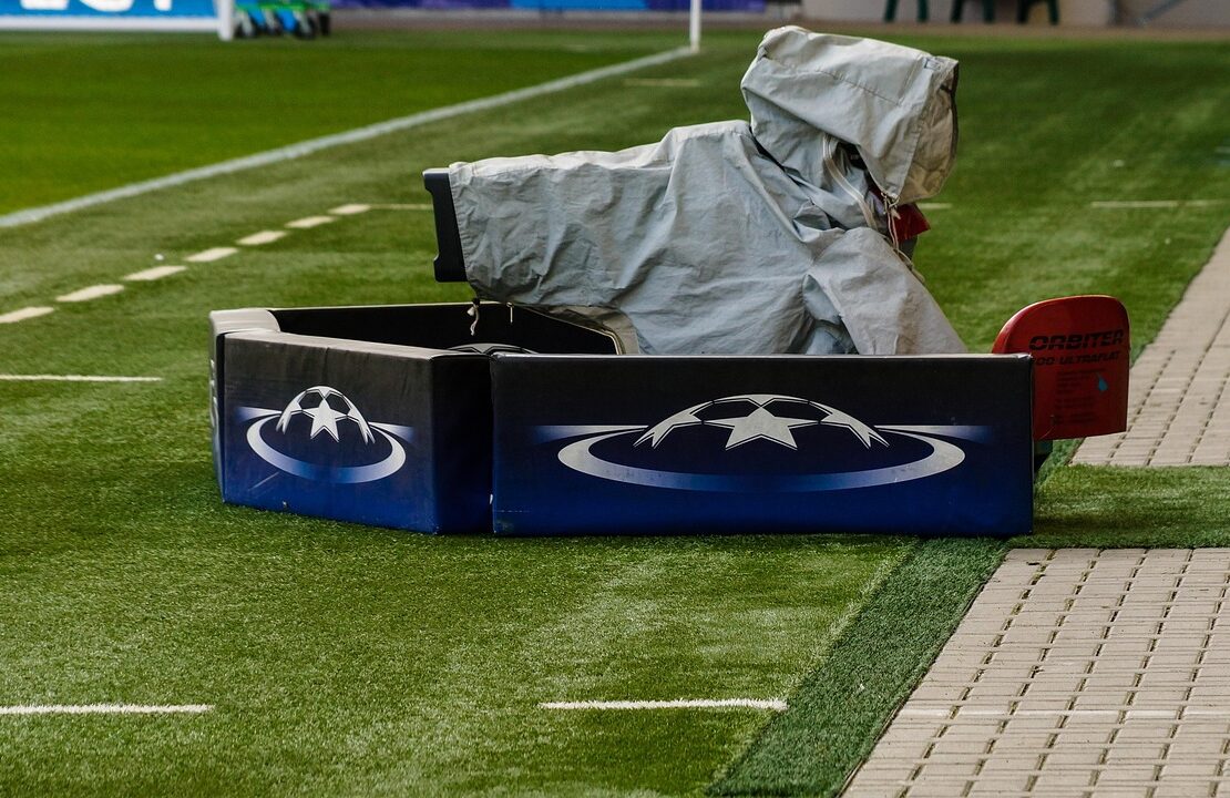 Kamera telewizyjna przykryta płachtą