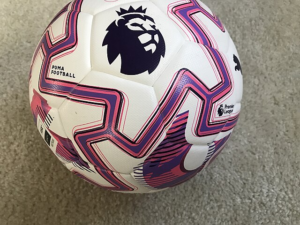 Logo angielskiej Premier League na piłce z sezonu 25/26