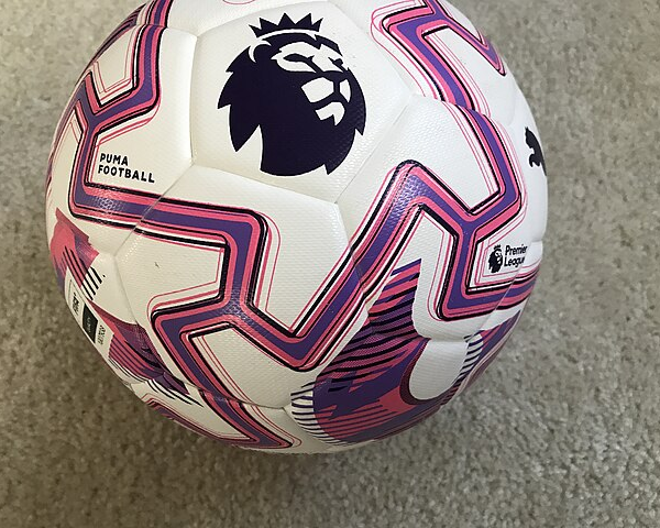 Logo angielskiej Premier League na piłce z sezonu 25/26