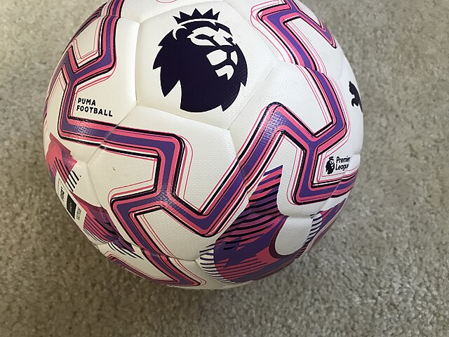 Logo angielskiej Premier League na piłce z sezonu 25/26