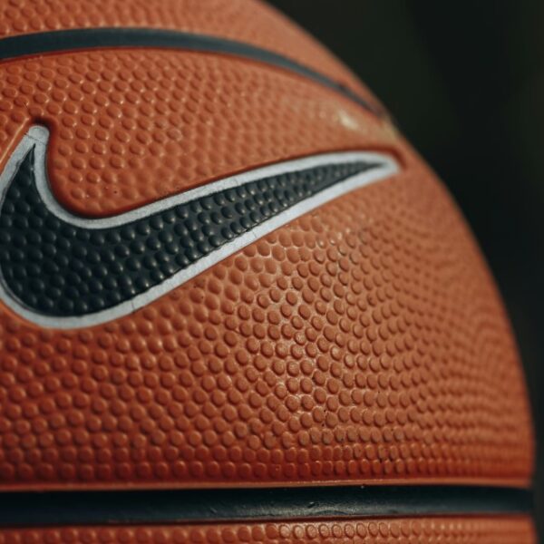 Zbliżenie na piłkę koszykową firmy nike