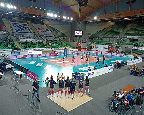 Hala Łuczniczka wypełniona kibicami podczas spotkania Pałacu