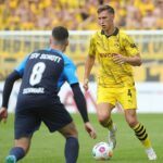 Nico Schlotterbeck w pojedynku z obrońcą