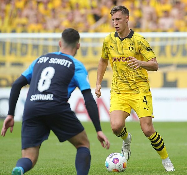 Nico Schlotterbeck w pojedynku z obrońcą