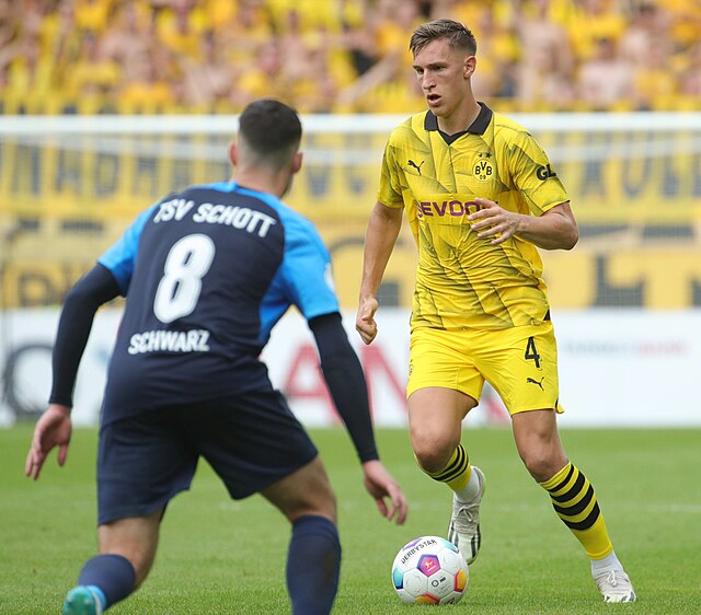 Nico Schlotterbeck w pojedynku z obrońcą