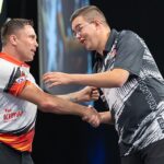 Gerwyn Price ściskający się z Gianem van Veenem po spotkaniu
