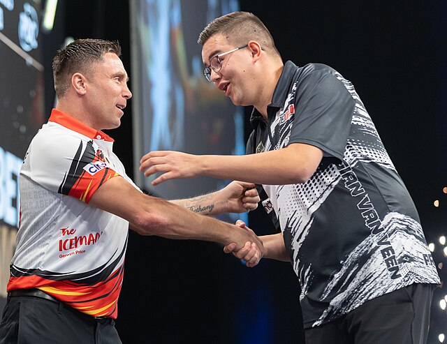 Gerwyn Price ściskający się z Gianem van Veenem po spotkaniu