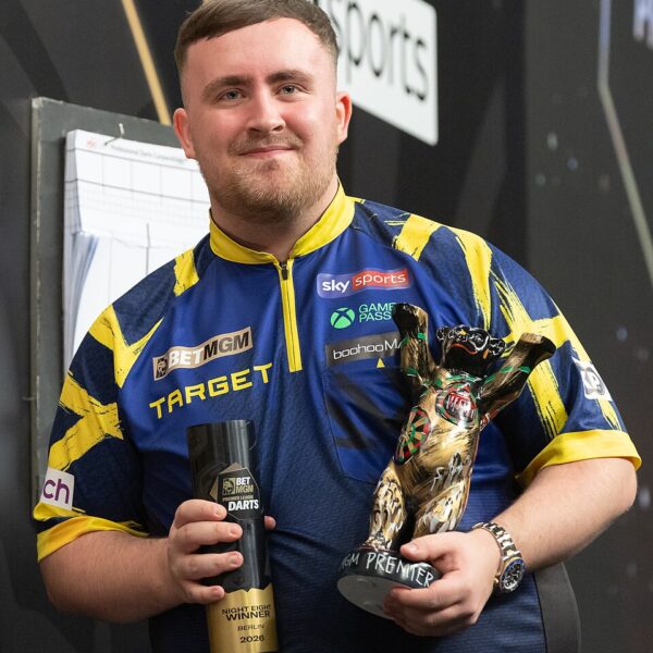Luke Littler z butelką wody i trofeum