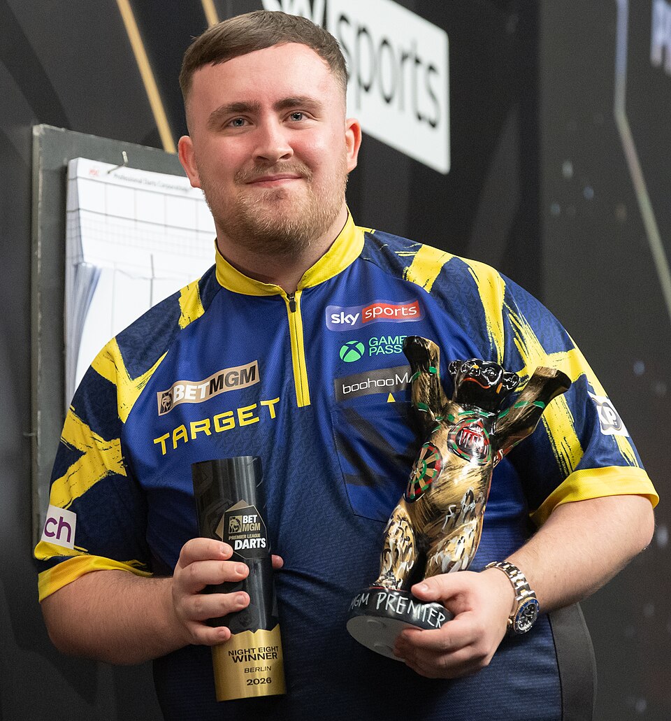Luke Littler z butelką wody i trofeum