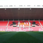 Pusta trybuna klubu Sunderland z logo