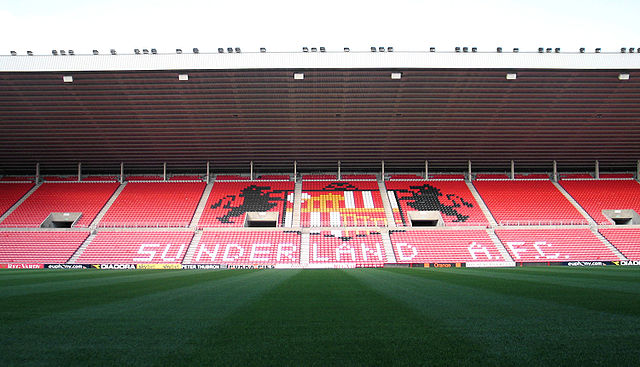 Pusta trybuna klubu Sunderland z logo