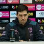 Andoni Iraola podczas konferencji odpowiada na pytania dziennikarzy