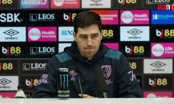 Andoni Iraola podczas konferencji odpowiada na pytania dziennikarzy