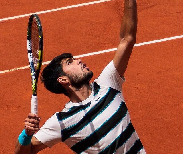 Carlos Alcaraz wyrzucający piłkę do serwisu