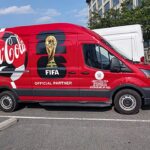 Czerwone auto z logiem mistrzostw świata i coca coli