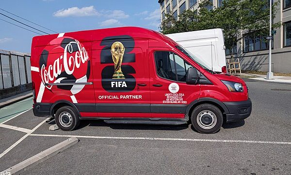 Czerwone auto z logiem mistrzostw świata i coca coli