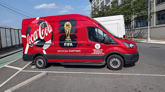 Czerwone auto z logiem mistrzostw świata i coca coli