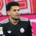 Luiz Diaz spoglądający w stronę kolegów z drużyny