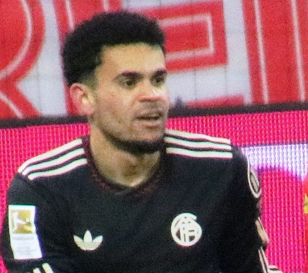 Luiz Diaz spoglądający w stronę kolegów z drużyny