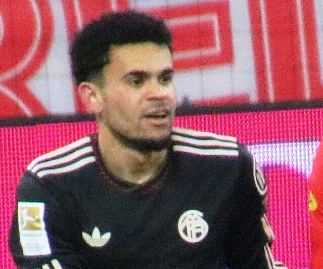 Luiz Diaz spoglądający w stronę kolegów z drużyny