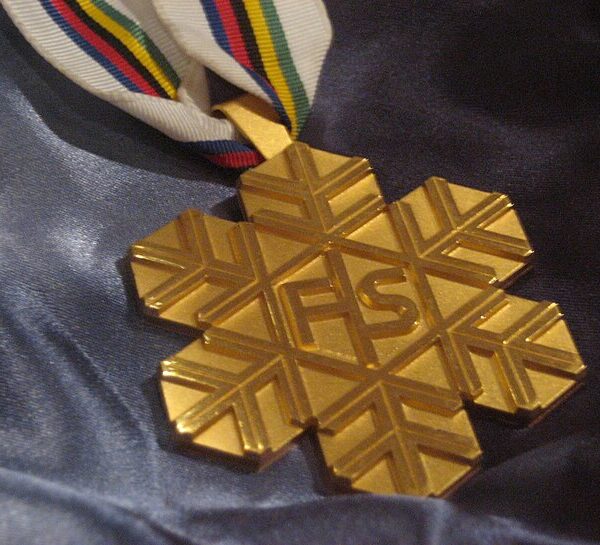 Złoty medal w kształcie śnieżynki z logiem FIS
