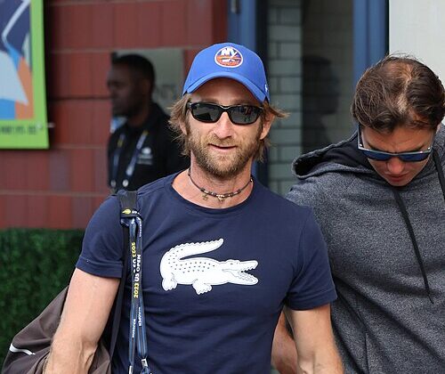 Gilles Cervara opuszczający strefę mediów