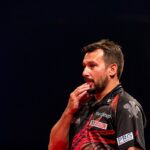 Jonny Clayton łapie się za język