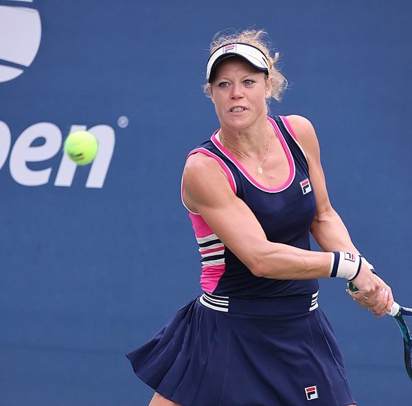 Laura_Siegemund robiąca zamach backhandowy