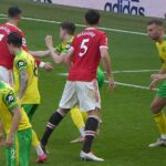 Harry Maguire w polu karnym chce zdobyć pozycje