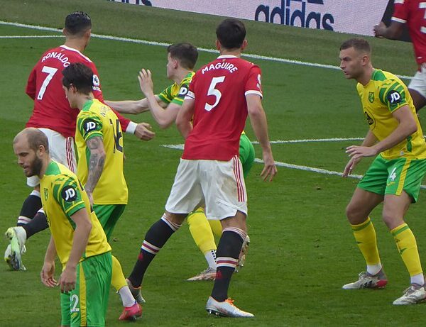 Harry Maguire w polu karnym chce zdobyć pozycje