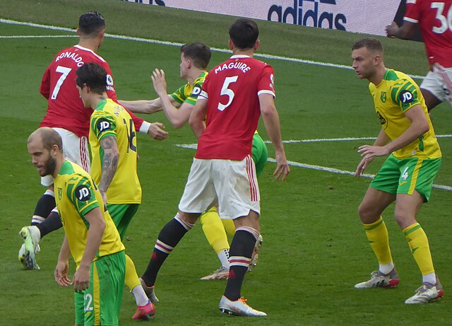 Harry Maguire w polu karnym chce zdobyć pozycje