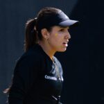 Camila Osorio w czarnym daszku