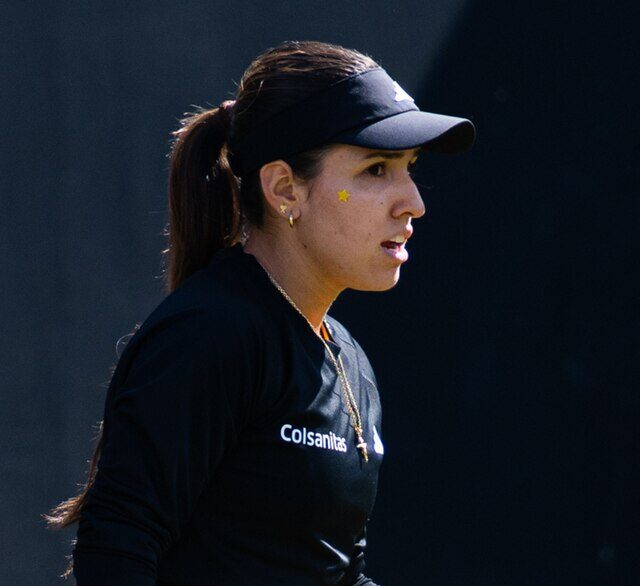 Camila Osorio w czarnym daszku
